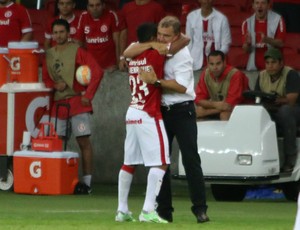 Após o gol, Jorge Henrique abraça Diego Aguirre (Foto: Diego Guichard)