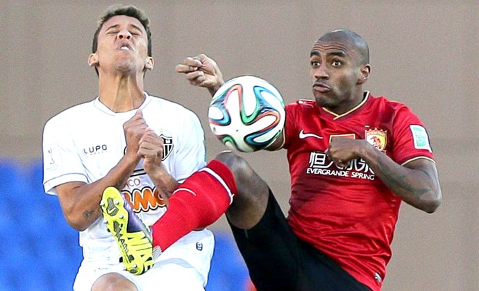 Marcos Rocha e Muriqui jogo Atlético-MG contra Guangzhou Evergrande (Foto: EFE)