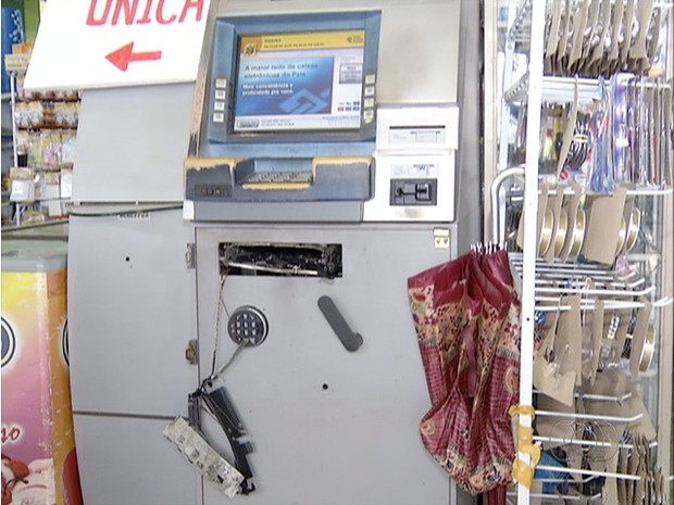 Explosão não foi suficiente para abrir caixa eletrônico de supermercado em Palmas (Foto: Reprodução/TV Anhanguera)