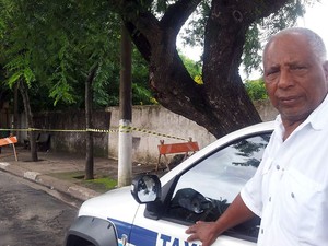 Taxista precisou mudar o ponto de parada por conta do afundamento da calçada na Vila Industrial em Campinas (Foto: Anaísa Catucci/ G1 Campinas)