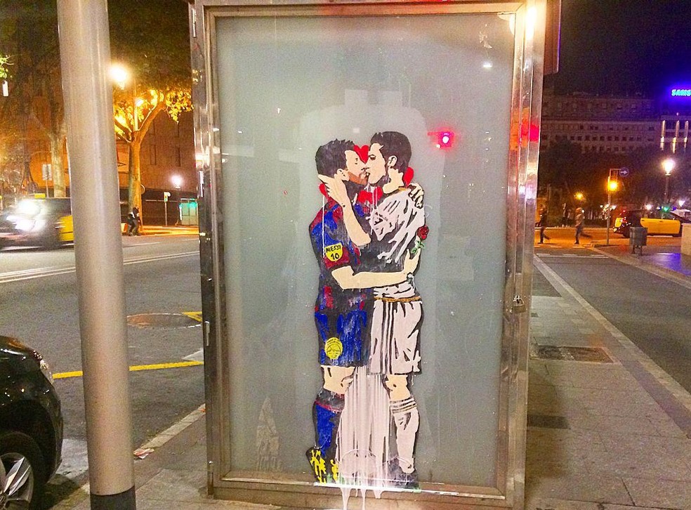 Beijo de Messi e Cristiano Ronaldo em pintura de rua em Barcelona (Foto: Reprodução de Instagram)
