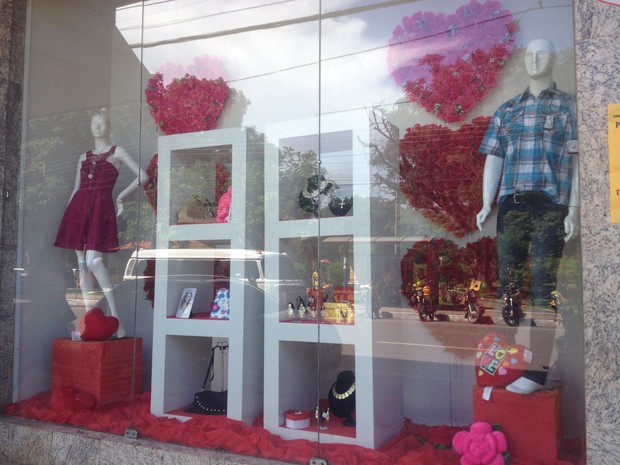 Empresas investem em vitrines para atrair apaixonados em Macapá (Foto: Fabiana Figueiredo/G1)