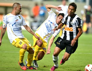 Marcos Rocha do Atlético-MG contra o The Strongest (Foto: AP)