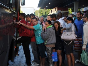 Passageiros lotam a Central do Brasil na manhã desta terça-feira em greve do ônibus no Rio (Foto: Cacau Fernandes/ Estadão Conteúdo)