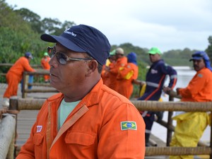 Pescador fala sobre as mudanças após a chegada da lama em Regência, no Espírito Santo (Foto: Viviane Machado/ G1)