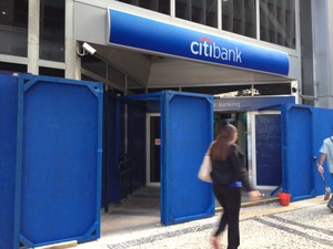 A agência do banco Citibank da Rua da Assembleia, no Centro, também instalou tapumes na manhã desta quinta-feira (20). (Foto: Marcelo Elizardo / G1)