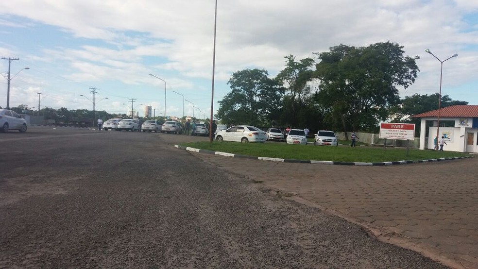 Taxistas foram para a Cidade da Polícia, onde funciona o 1º DP, para acompanhar a situação; motorista da Uber registrou ocorrência contra a categoria (Foto: Valéria Oliveira/G1 RR)