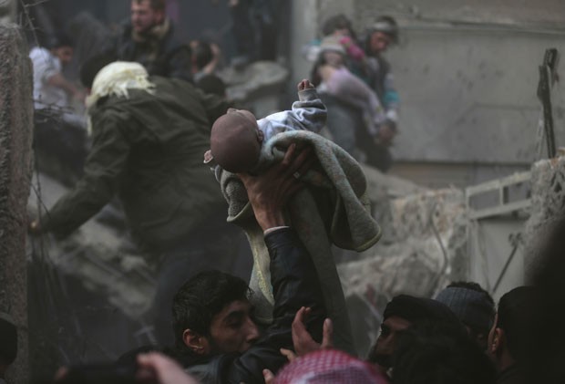 Descoberta de bebê sobrevivente após suposto ataque aéreo em Damasco foi celebrada como um milagre (Foto: Bassam Khabieh/Reuters)