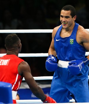 Boxe: Michel Borges sorri na luta contra o cubano Julio Cesar La Cruz (Foto: Saulo Cruz/ Exemplus/ COB)