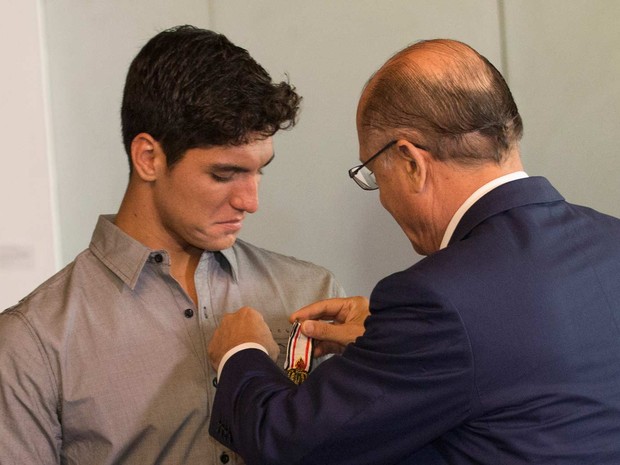 O campeão mundial de surf, Gabriel Medina, durante evento de entrega da medalha de honra ao mérito esportivo concedida pelo Governador de São Paulo, Geraldo Alckmin, na manhã desta segunda-feira (19) no Palácio dos Bandeirantes, zona sul da cidade.  (Foto: Mister Shadow/Estadão Conteúdo)