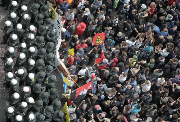 Manifestantes são cercados pela polícia em Frankfurt neste sábado (1) (Foto: Fredrik von Erichsen/AFP)