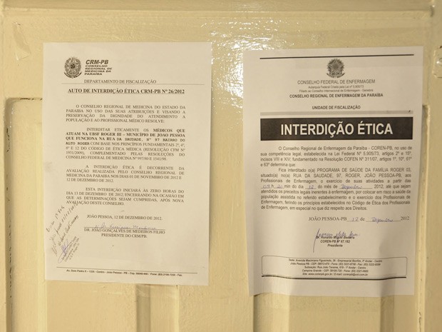 Auto de interdição ética do CRM, foi fixado em uma das portas da UBSF Roger III em João Pessoa  (Foto: Alberi Pontes)