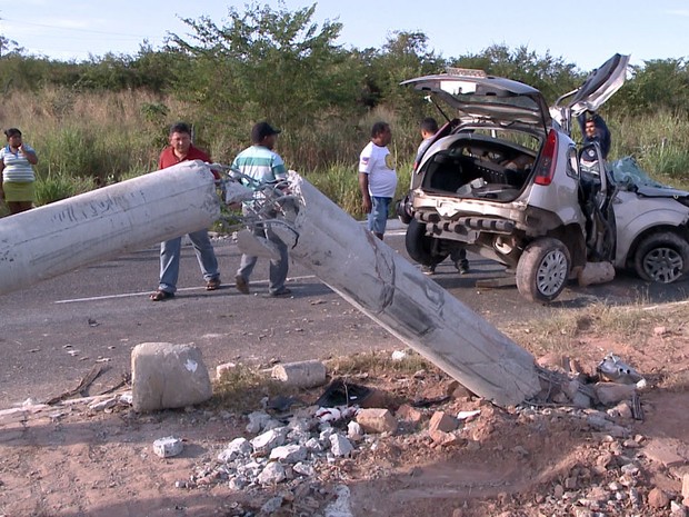 Jovem morre após colidir carro contra poste em avenida de Teresina (Foto: Reprodução TV Clube)