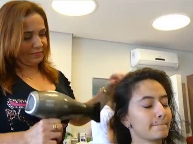 Iracy Ferreira investiu em um salão de beleza e diz que o negócio dá lucro o ano todo (Foto: Reprodução/TV Anhanguera) Iracy Ferreira investiu em um salão de beleza e diz que o negócio dá lucro o ano todo (Foto: Reprodução/TV Anhanguera)