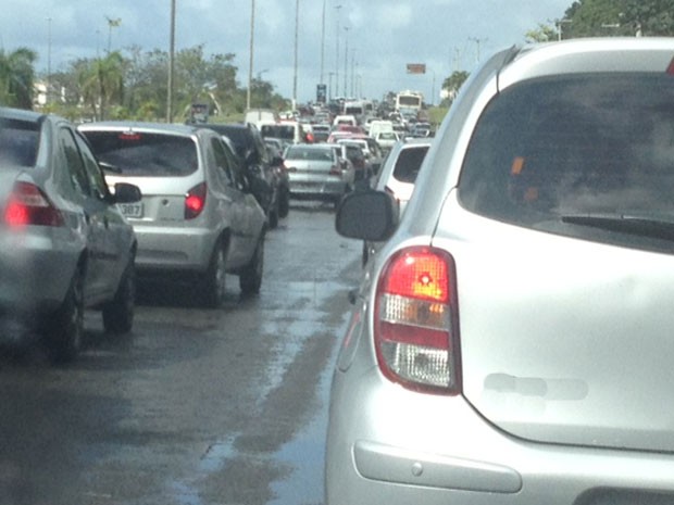 Trânsito ficou lento na Paralela na manhã desta terça-feira (260, em Salvador, Bahia (Foto: Rafaela Ribeiro/ G1)