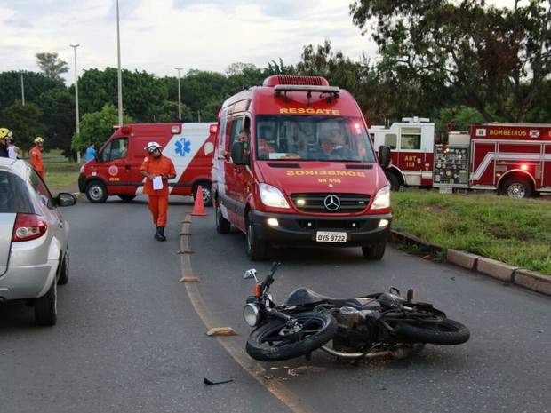 G1 Motociclista fratura perna após bater em caminhão de contêineres