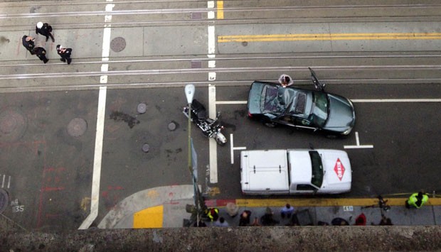 Visão superior mostra o carro amassado guardado pela polícia em San Francisco (Foto: AP/Eric Risberg)