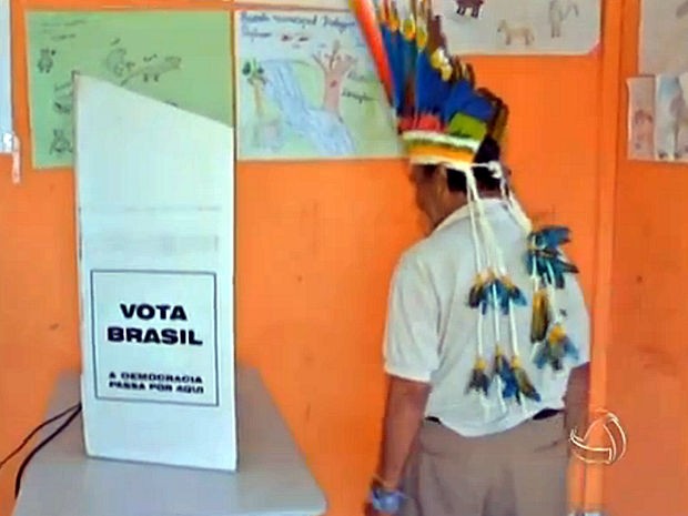 Cacique vota dentro de reserva indígena em Mato Grosso (Foto: Reprodução / TVCA)