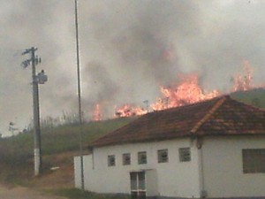 incêndio atinge área próxima a fábrica de explosivos em Cachoeira Paulista (Foto: Anderson Barbosa/ Defesa Civil)