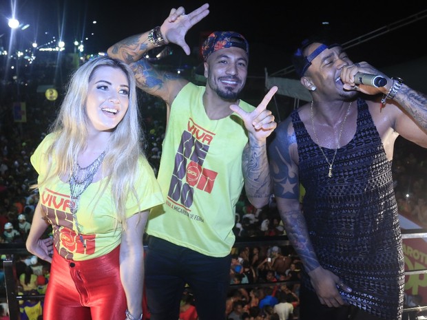 Ex-BBBs Aline e Fernando com Léo Santana em micareta em Feira de Santana, na Bahia (Foto: Fred Pontes/ Divulgação) Ex-BBBs Aline e Fernando com Léo Santana em micareta em Feira de Santana, na Bahia (Foto: Fred Pontes/ Divulgação)