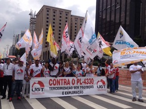 Sindicalistas da UGT fecham faixas da Avenida Paulista. (Foto: Tatiana Santiago/G1)