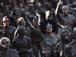 Em Parati, o bloco da Lama tingiu o carnaval de marrom. retratos* (Foto: Felipe Dana / AP Photo ) Em Parati, o bloco da Lama tingiu o carnaval de marrom. retratos* (Foto: Felipe Dana / AP Photo )