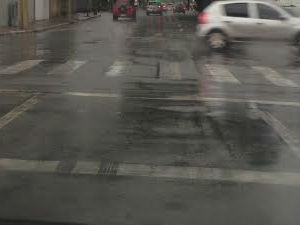 Faixa de pedestre dupluicada confunde motoristas na avenida Heitor Villa Lobos, no centro da cidade. (Foto: Carolina Teodora/G1)