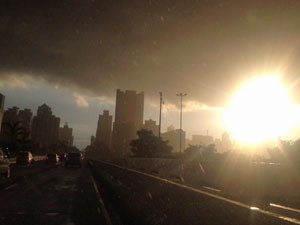 Nuvens escuras e sol na Zona Sul de São Paulo (Foto: Paulo Piza/G1)