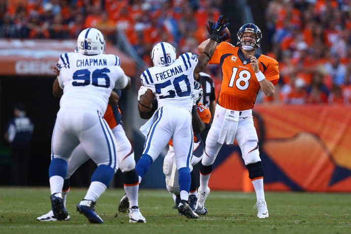 Peyton Manning é destaque do Denver Broncos contra o Indianapolis Colts (Foto: Jeff Gross/AFP)