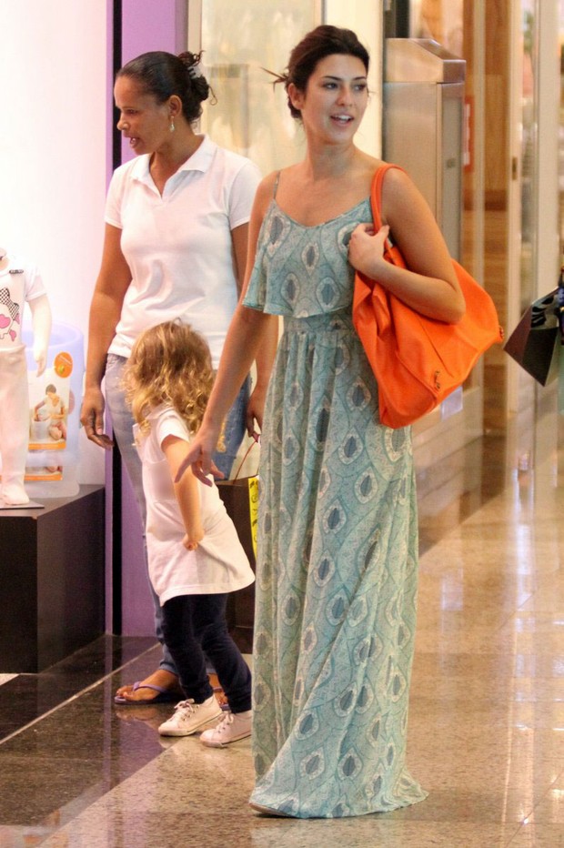 Fernanda Paes Leme durante passeio no shopping  (Foto: Marcos Ferreira/ Foto Rio News)