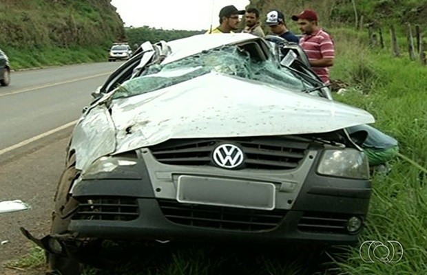 Motorista perdeu o controle da direção e carro capotou, em Goiás (Foto: Reprodução/TV Anhanguera)