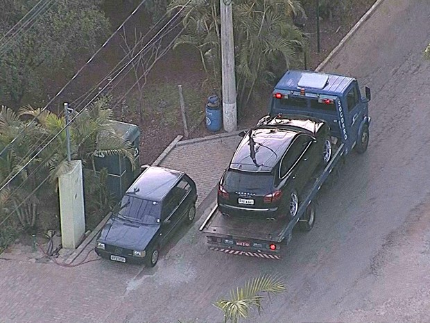 Carro de Ronaldinho Gaúcho sendo rebocado. (Foto: Reprodução/TV Globo)