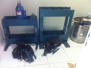 Homens mantinham equipamentos para produção de drogas (Foto: Polícia Civil/Divulgação)
