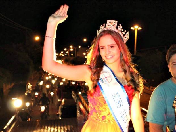 Miss Teen Mundial 2015 desfila em carro aberto em Canindé, no interior do Ceará (Foto: Everton Félix/ Canindé Notícias)