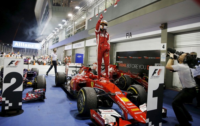 Sebastian Vettel comemora vitória no GP de Cingapura (Foto: Reuters)