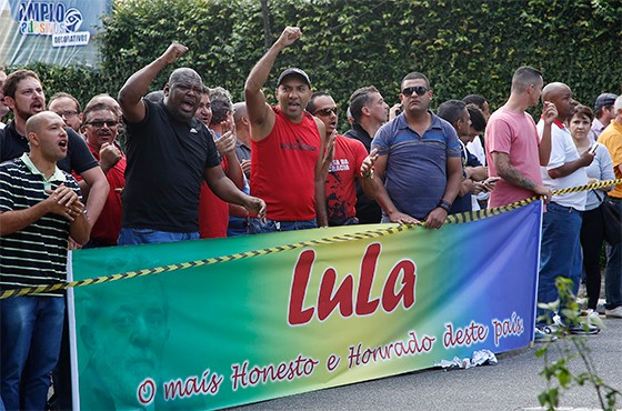 Manifestação em frente ao prédio de Lula, em São Bernardo, durante a busca da PF  (Foto: AP)