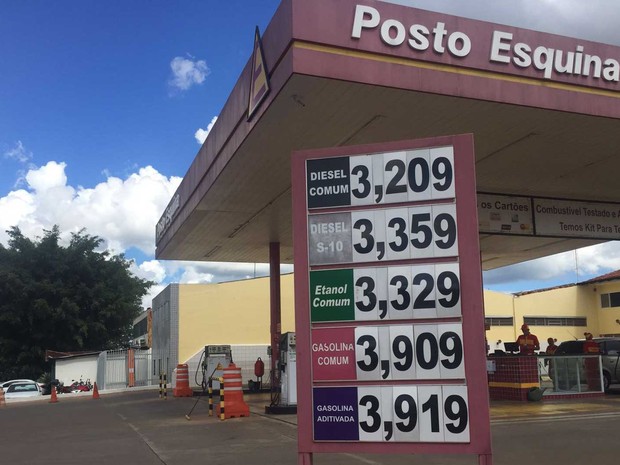 Posto de combustível que reduziu preço da gasolina comum no DF (Foto: Jéssica Nascimento/G1)