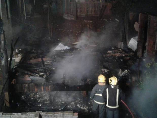 Casa ficou praticamente destruída em incêndio em Xaxim (Foto: Corpo de Bombeiros/Divulgação)