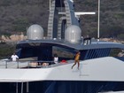 Beyoncé capricha no salto e se joga no mar de Sardenha, na Itália