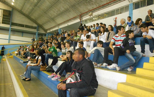 Público acompanha partida entre São José e Sesi, no Tênis Clube, pelo Campeonato Paulista de Vôlei  (Foto: Danilo Sardinha/Globoesporte.com)
