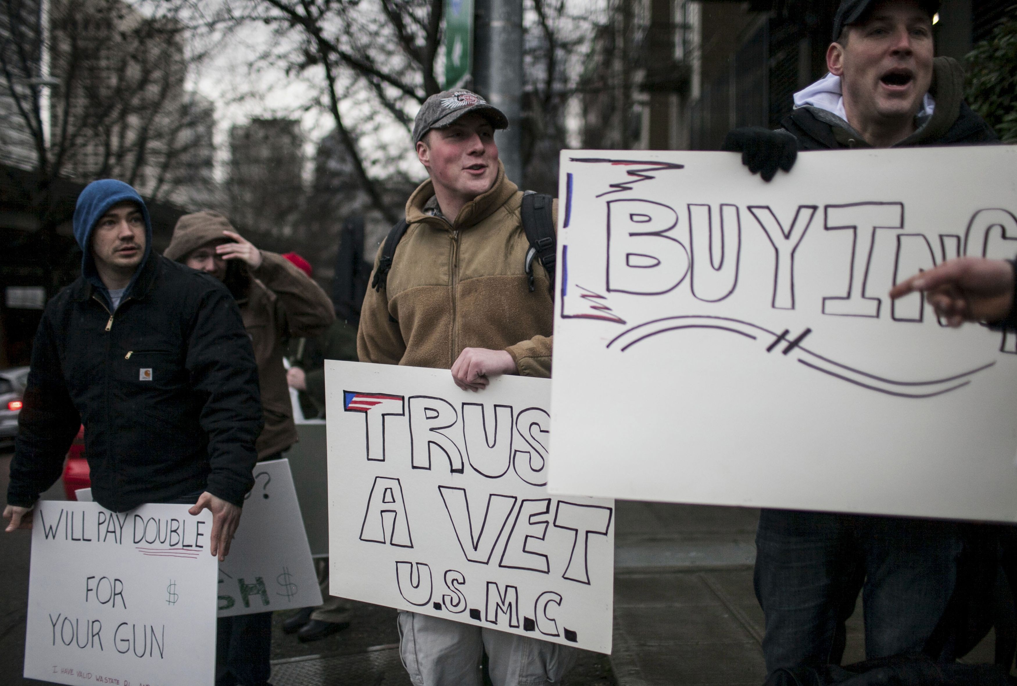 Houve quem ficasse do lado de fora do departamento de polícia de Seattle para comprar as armas antes delas serem trocadas por vale-presente (Foto: Reuters)