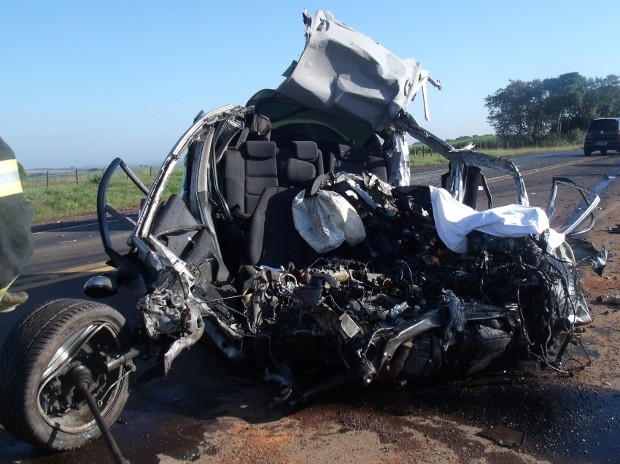 Veículo teve a frente totalmente destruída no acidente na SP-97 (Foto: Fernando Araújo / Jornal Z Norte)