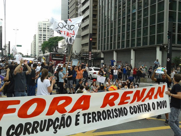 Protesto na Avenida Paulista reuniu cerca de 200 pessoas (Foto: Rafael Sampaio/G1)