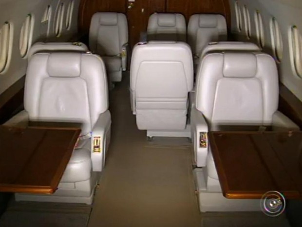 Aviões contam com bancos de couro e outros luxos (Foto: Reprodução/TV TEM)