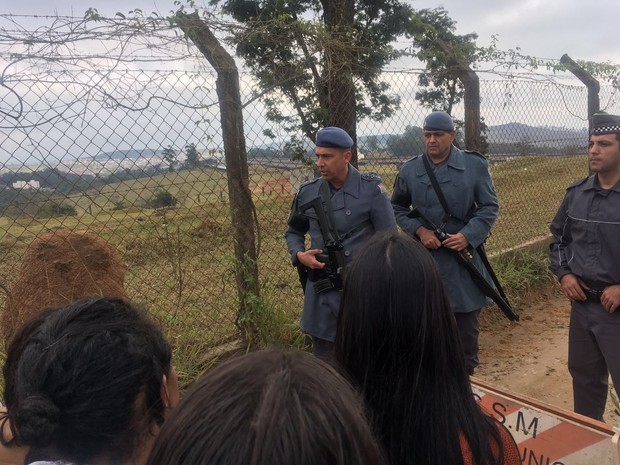 Familiares de presos buscam informações e PM faz cordão de isolamento (Foto: Camilla Motta/G1)