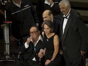 Roberto Gómez Bolaños (sentado) e ex-atores de "Chaves" participam de evento no México (Foto: AP/Eduardo Verdugo)