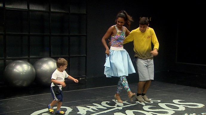 Felipe Simas e Carol Agnelo mostram passo de dança para Joaquim, filho do ator (Foto: Gshow)