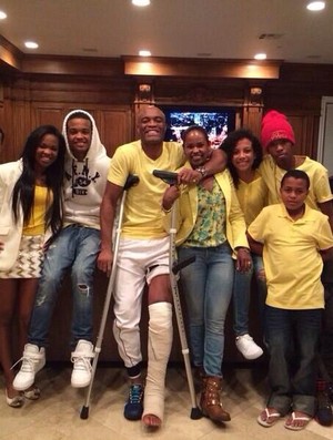 Anderson Silva e família (Foto: Reprodução / Twitter)