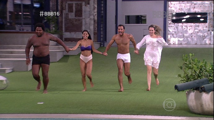 Ana Paula, Ronan, Munik e Matheus pulam na piscina (Foto: TV Globo)