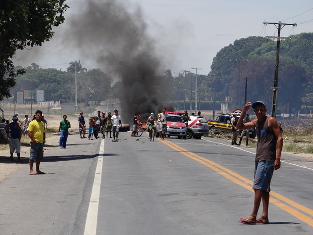 G Manifestantes Bloqueiam Rodovia Em Pilar Para Exigir Lombadas